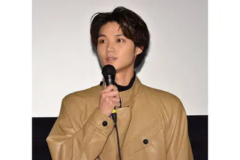 磯村勇斗、シャツからのぞく胸元が色っぽい…妖艶すぎる1枚を公開