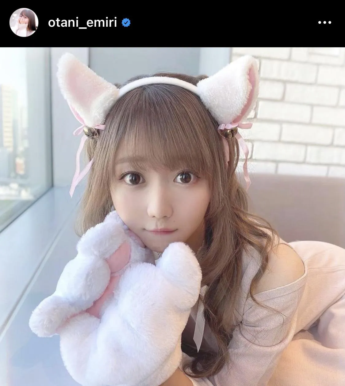 【写真を見る】上目遣いがかわいらしい大谷映美里の“ねこ”姿