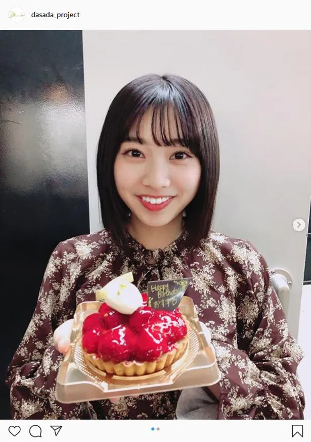 【写真を見る】バースデーケーキに笑顔の富田鈴花