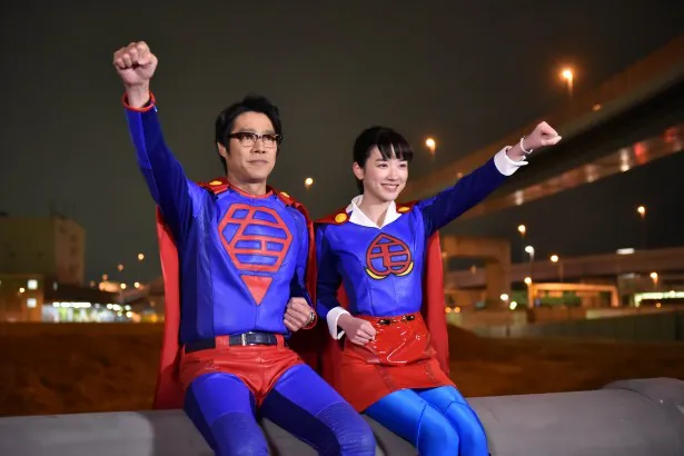 3月4日(土)放送の第8話で、スーパースーツ姿を披露する永野芽郁(右)と堤真一(右)