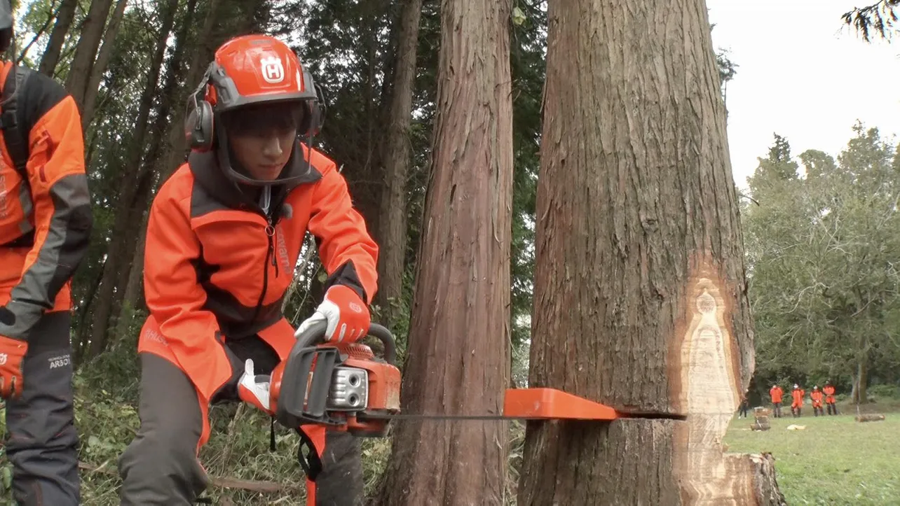 チェーンソーテクニックを学ぶ小山慶一郎