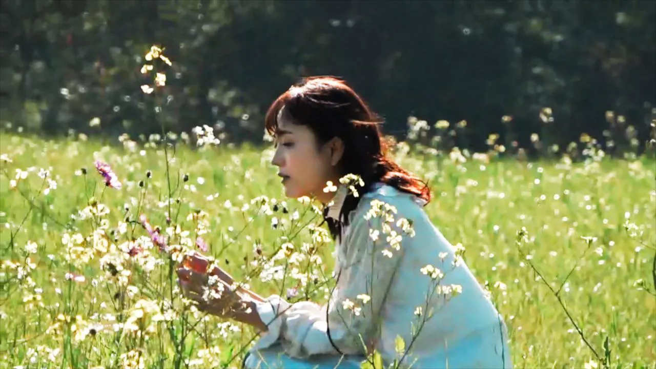 【写真を見る】花に囲まれる松井愛莉(「あたしが死んでも」MVティザービジュアル)
