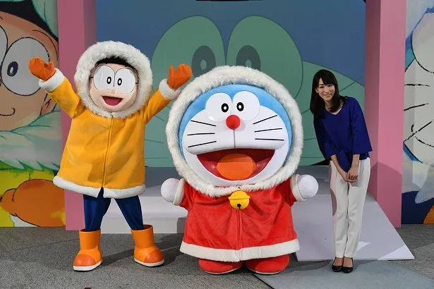 【写真を見る】テレビ朝日・堂真理子アナウンサー(写真右)と、映画のコスチュームであるファーつきコートを着たドラえもんとのび太