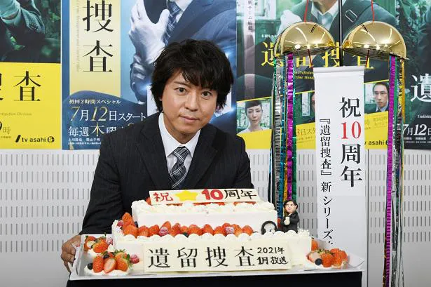 第6シーズンの始動を祝し、スタッフから超特大ケーキをプレゼントされた上川
