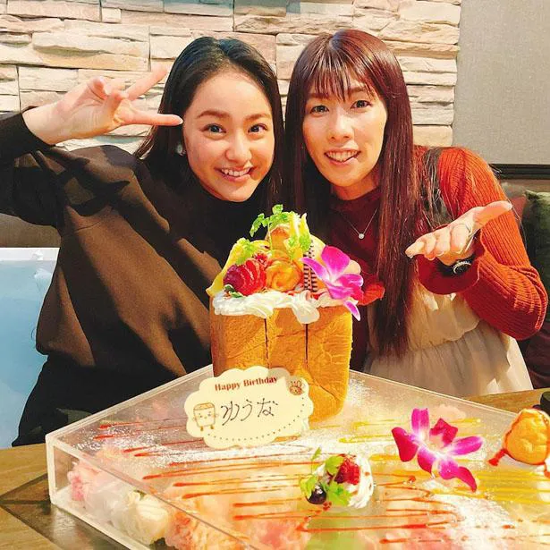 【写真を見る】吉田沙保里と仲良くバースデーを祝う平祐奈