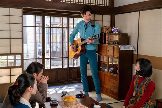 【写真を見る】アキラ(宮沢氷魚)はギター弾き語りを披露！華(古川琴音)も幸せそう…