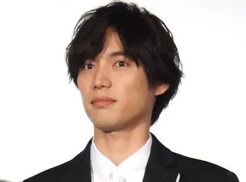 福士蒼汰、ヒゲ姿がイケメン…"超接近"自撮りオフSHOT公開に反響殺到「かっこよすぎて泣く」「大優勝」