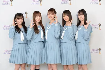 日向坂46が「アザトカワイイ」衣装を着て3時のヒロインとコラボパフォーマンス<ベストアーティスト2020>