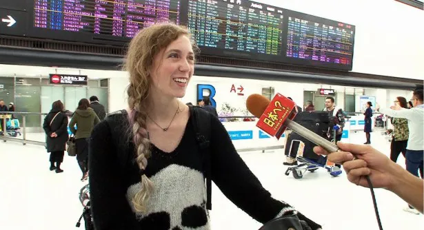 成田空港でインタビューを受ける外国人女性。来日の目的は？