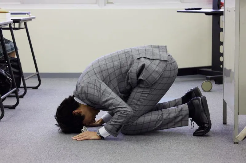 【写真を見る】山田裕貴が土下座…！教室にて床に頭をつける