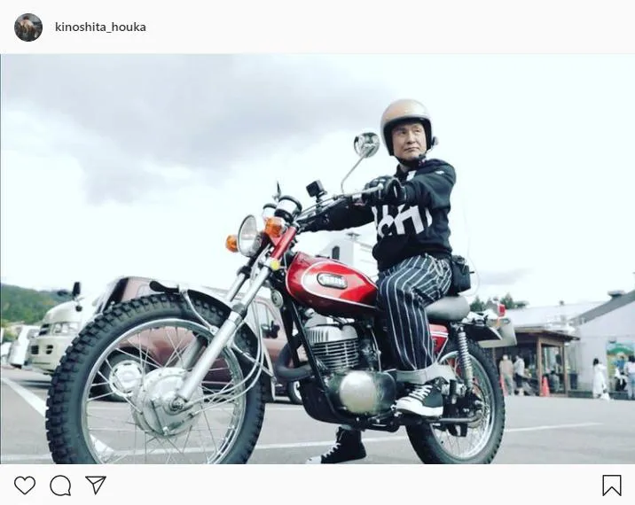 【写真を見る】颯爽とバイクを乗りこなす木下ほうか