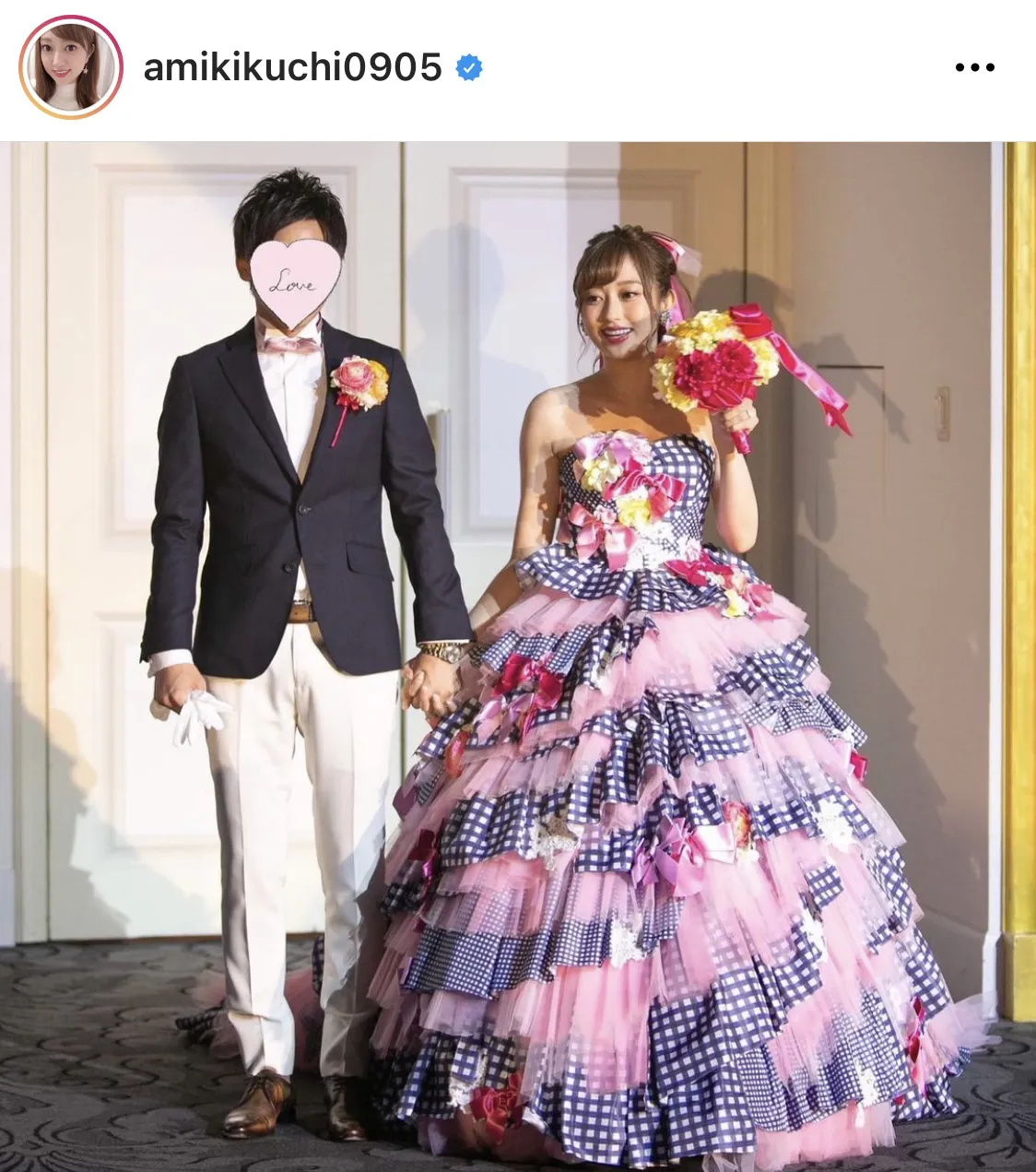 菊地亜美、アイドル感満載！ピンクドレス着用の結婚式SHOT