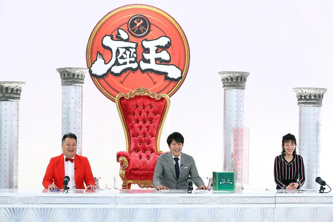 MCの千原ジュニア(中央)、高橋真理恵アナ(右)と審査委員長の小杉竜一(左)