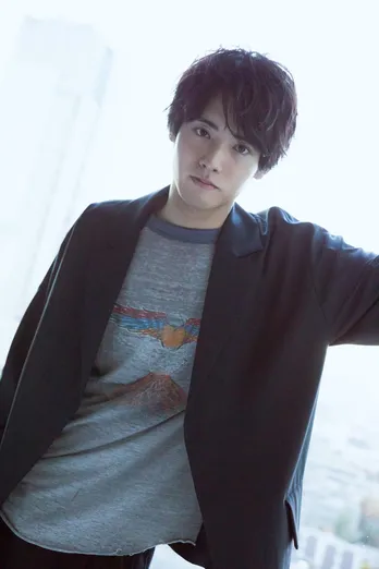 赤楚衛二「“ベッドドン”のシーンは、ドキッの後に純粋に“距離近いな〜”(笑)」＜チェリまほ＞