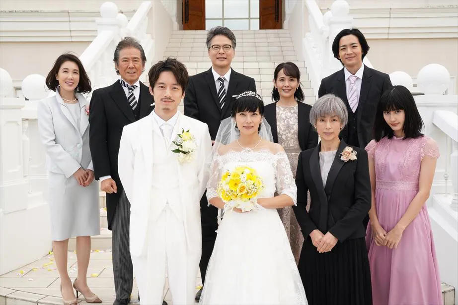 【写真を見る】家族皆の柔らかな笑顔が見られたら良いのに…望美(柴咲コウ)と結人(坂口健太郎)の結婚式シーン