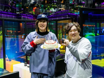 “シークレットパーティー”で岡崎体育がビッケブランカの誕生日をお祝い「感動ですよ、これは」