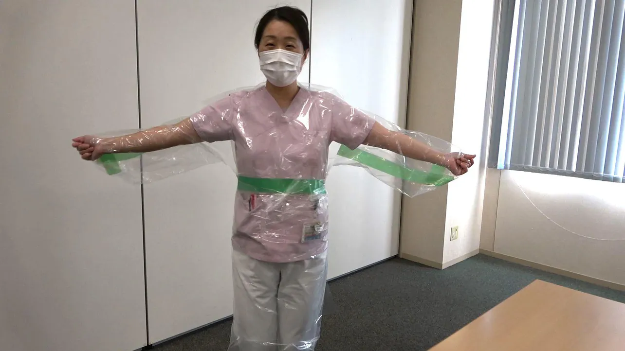 【写真を見る】看護師・村田詩子さんが考案したゴミ袋で作る防護服