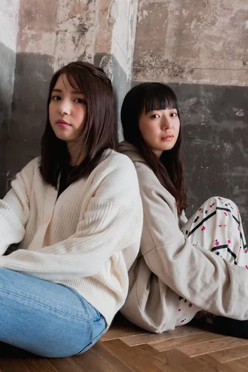 川島海荷、新井郁と初共演で“二人芝居”「信頼関係があるのですごくやりやすい」