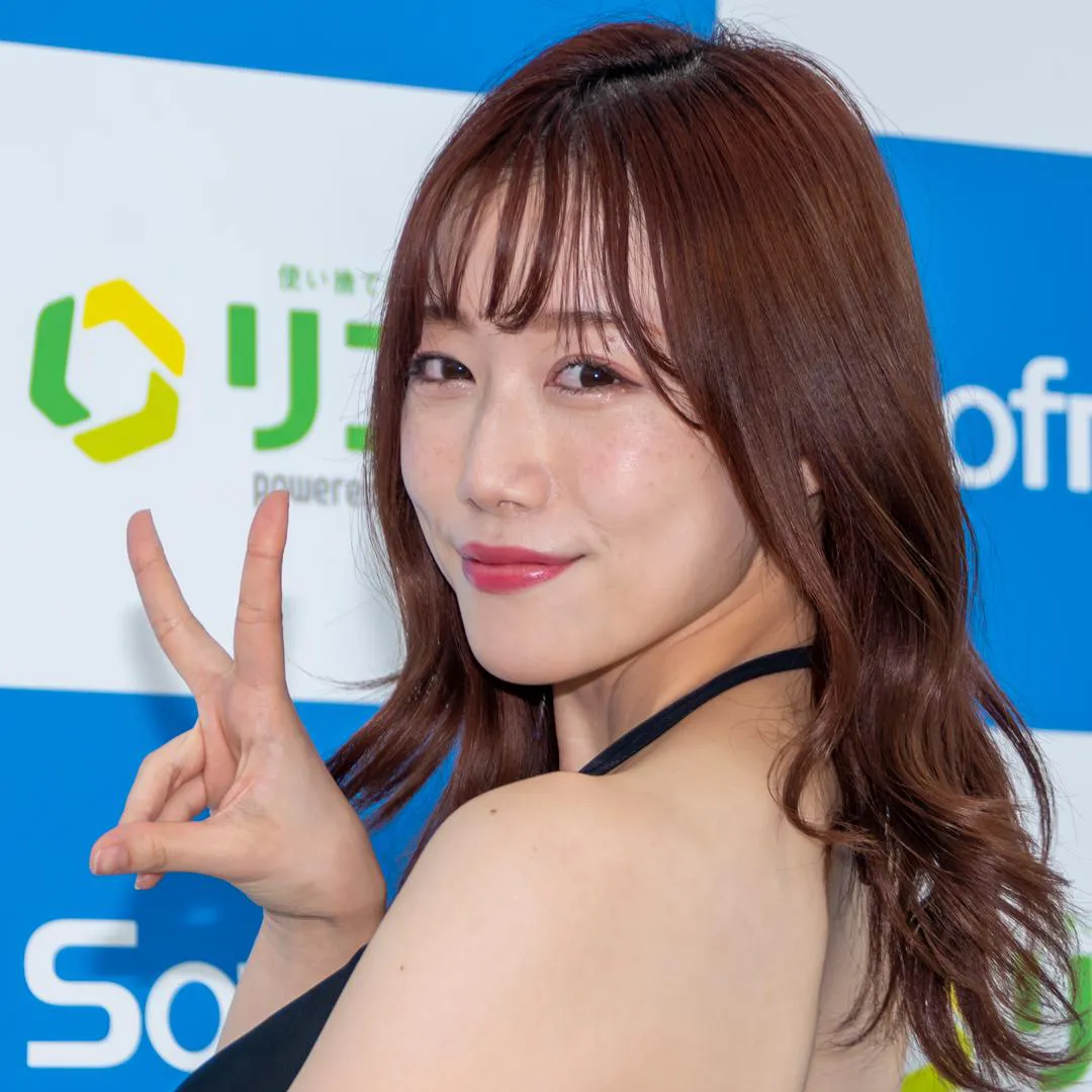 インタビュー取材に応じたグラビアアイドル小湊優香