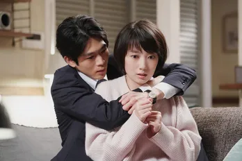 波瑠“美々”&松下洸平“青林”がバックハグ！「#濃厚接触」を覚悟し自宅へ…＜#リモラブ＞