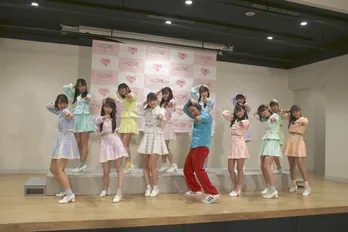 =LOVEの新曲発表会で永野がメンバーと共に「ラッスンゴレライ！」を熱演