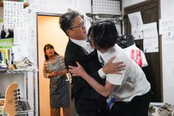 <35歳の少女>田中哲司“進次”が引きこもっている義理の息子・竜星涼“達也”の部屋に突入