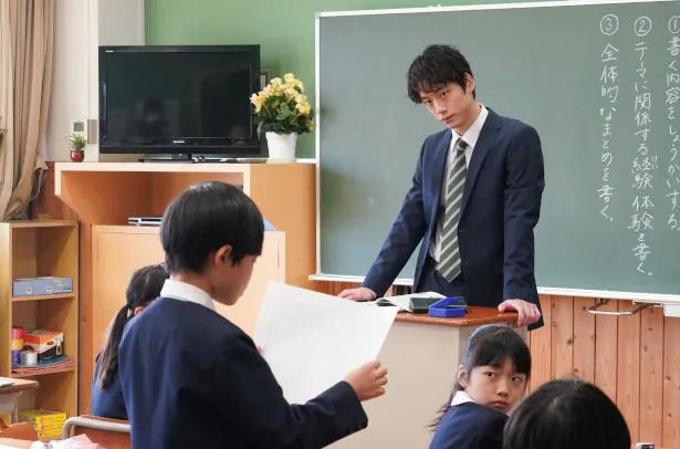 【写真を見る】教師となり優しい目で生徒を見つめる、結人(坂口健太郎)
