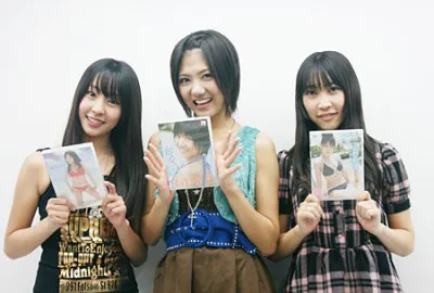 1stソロDVDを発売したAKB48の藤江れいな、宮澤佐江、近野莉菜（写真左から）