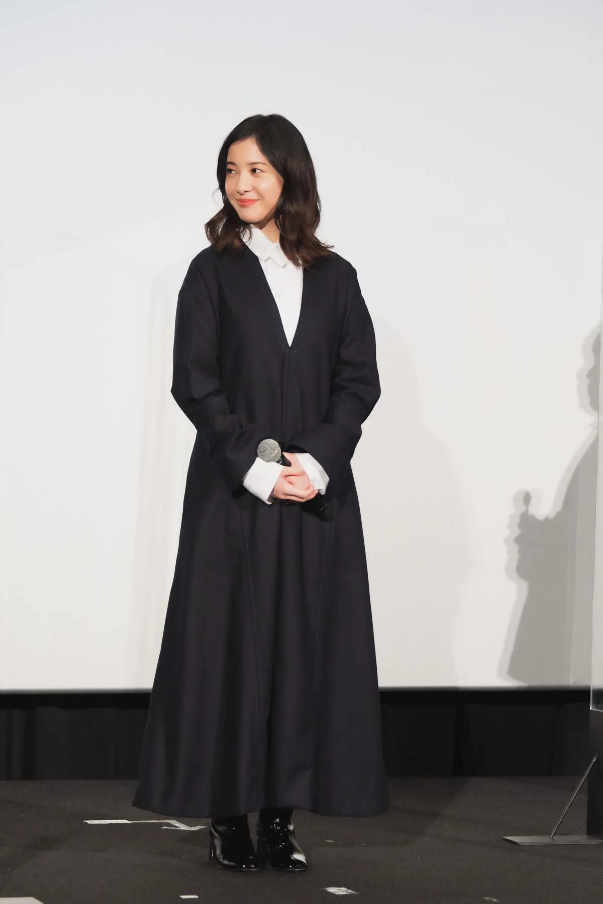 【写真を見る】吉高由里子がシックな黒の衣装で大人の女性姿を披露