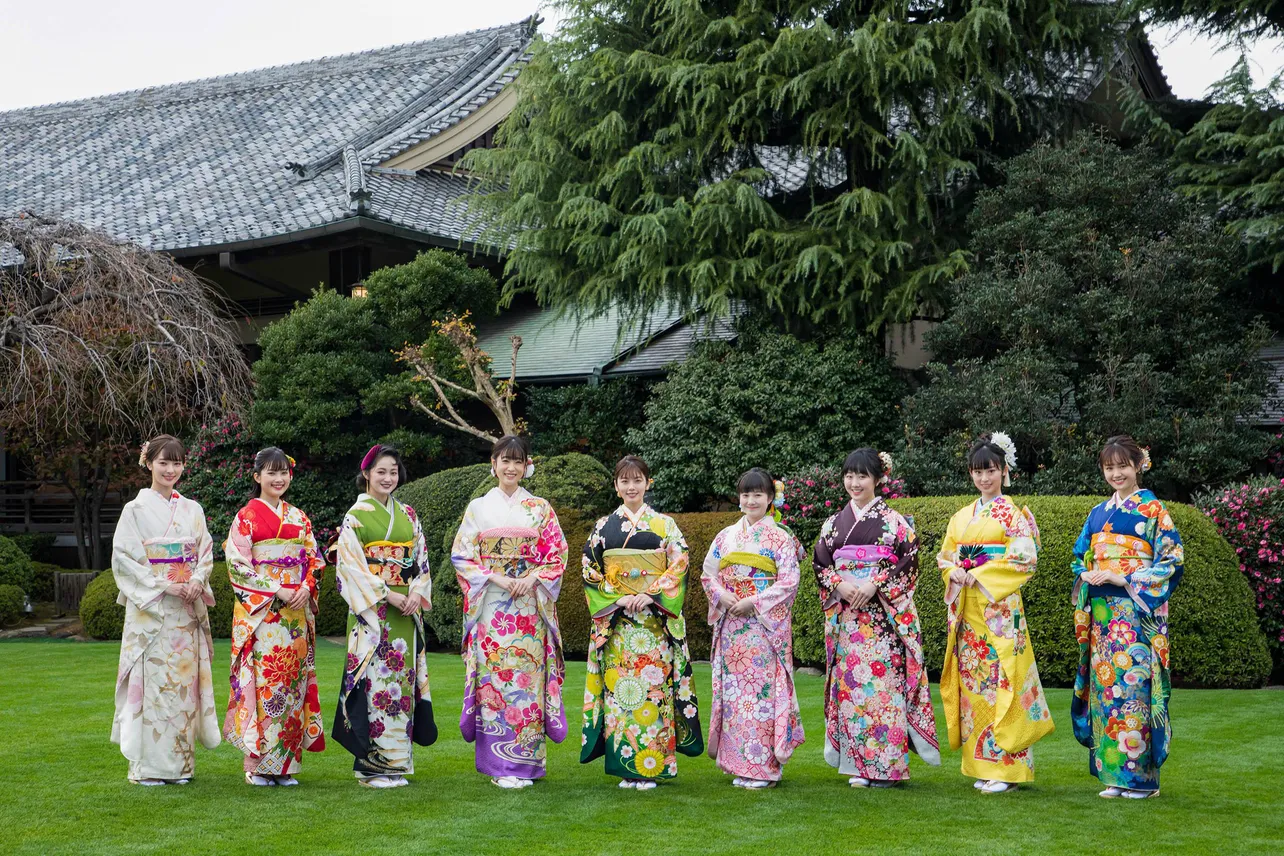 【写真を見る】本田姉妹の他、小芝風花らオスカープロモーション所属の美女9人がズラリ集結！