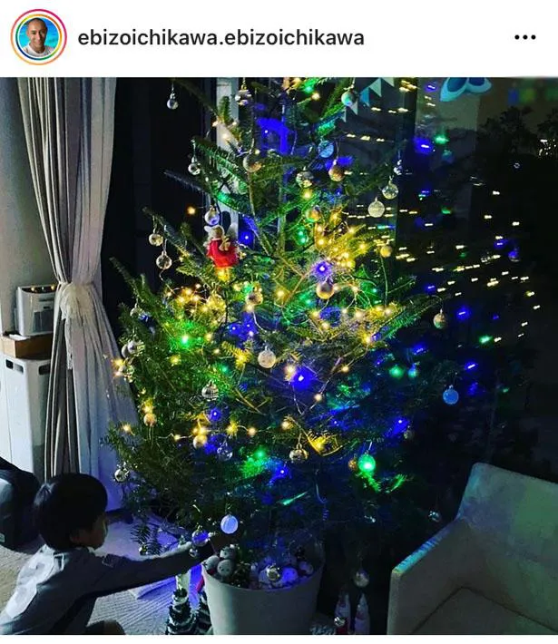 【写真を見る】大きなクリスマスツリーの前にちょこんと座る勸玄くん。おしゃれな飾り付け！