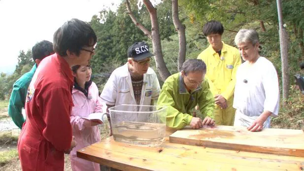 【写真を見る】ウナギの性別判定を全員で見守る出演者たち