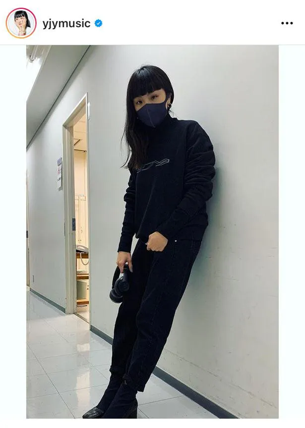 【写真を見る】全身黒のファッションに身を包んだ松田ゆう姫
