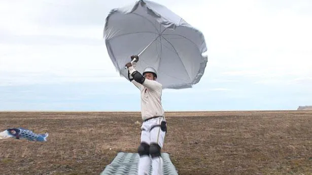 【写真を見る】世界でも有数の強風が吹く場所「ウシュアイア」で「人は傘で飛べるのか」にチャレンジ