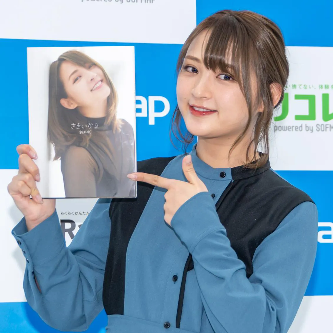 インタビュー取材に応じたグラビアアイドル鈴木咲