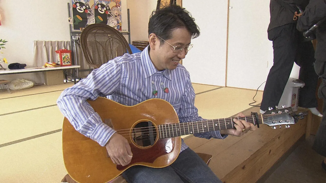 【写真を見る】藤井フミヤがギターを奏でる！
