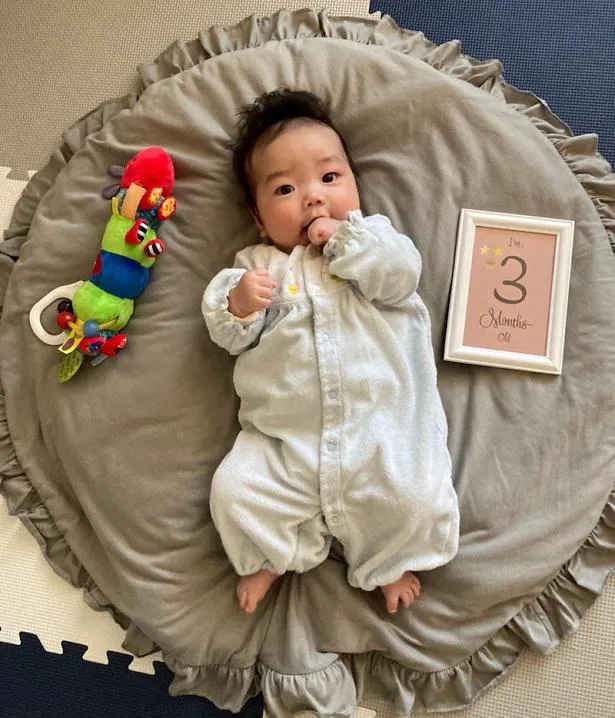【写真を見る】生後3カ月を迎えたニッチェの江上敬子の愛息の“とっちゃん”