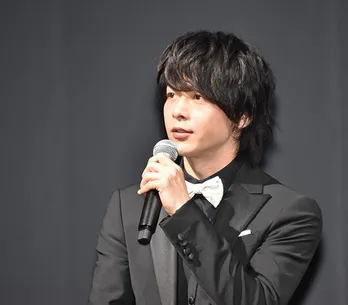 中村倫也、目線そらした1枚にファン「シャッチョさんの目線の先は誰なの!」<恋あた>