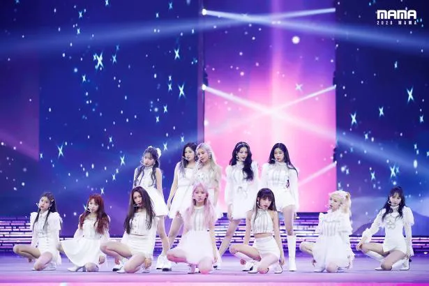 美しい白鳥のような衣装で「Secret Story of the Swan」を披露したIZ*ONE