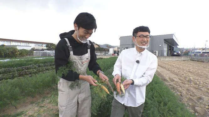 【写真を見る】櫻井アナと収穫体験