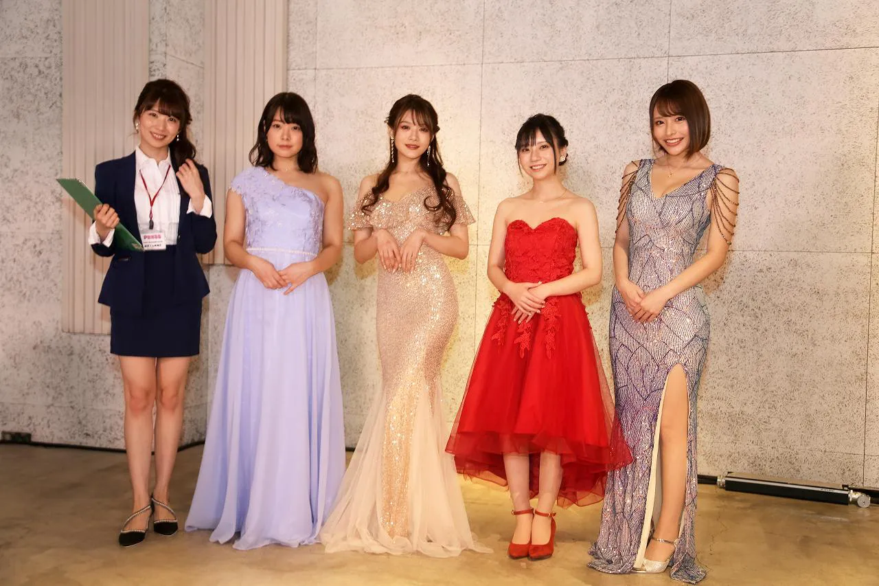 【写真を見る】山岸逢花、八木奈々、相沢みなみ、七沢みあ、伊藤舞雪のドレス＆スーツ姿全身SHOT