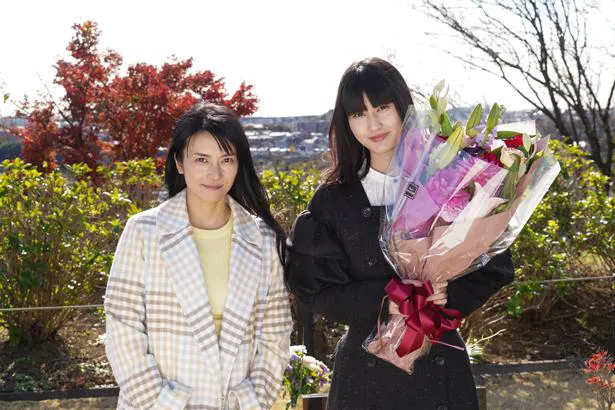 柴咲コウ主演ドラマ「35歳の少女」で、時岡愛美を演じる橋本愛がクランクアップを迎えた
