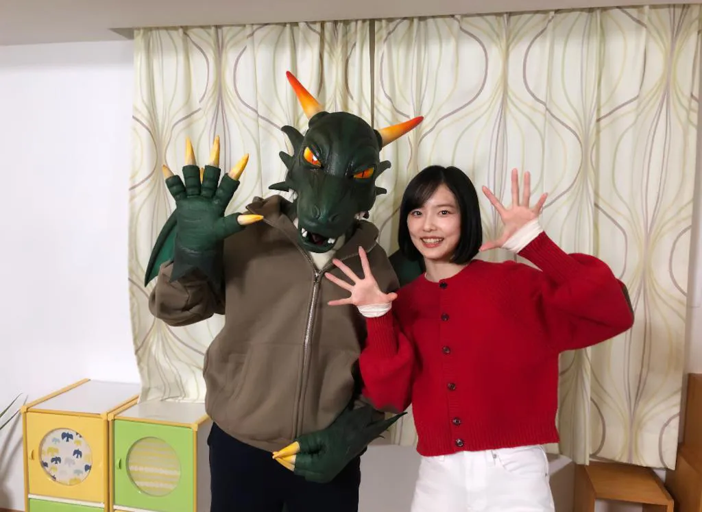 高橋茂雄演じるドラゴンと旬な女子によるゲーム実況番組がスタート