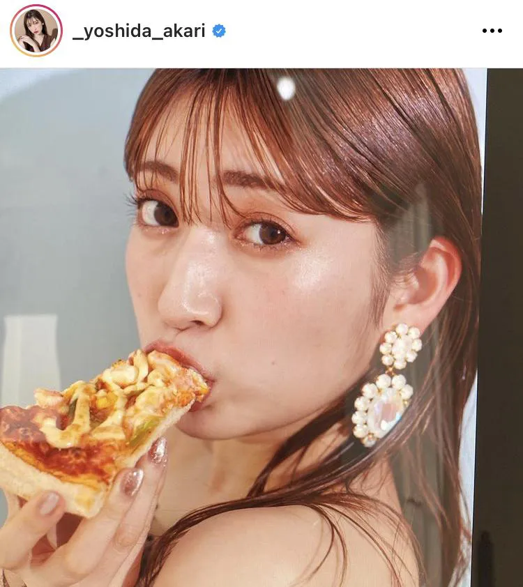 【写真を見る】吉田朱里、ピザを食べている姿が可愛い！