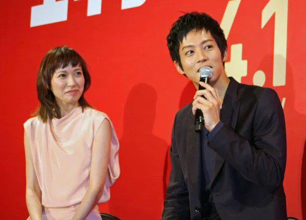 2015年公開の映画「エイプリルフールズ」のイベントで登壇した戸田恵梨香、松坂桃李
