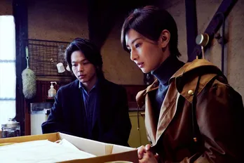 北川景子、中村倫也と“真実”を追う！ 仲睦まじくバスに揺られる姿も「ファーストラヴ」場面写真解禁