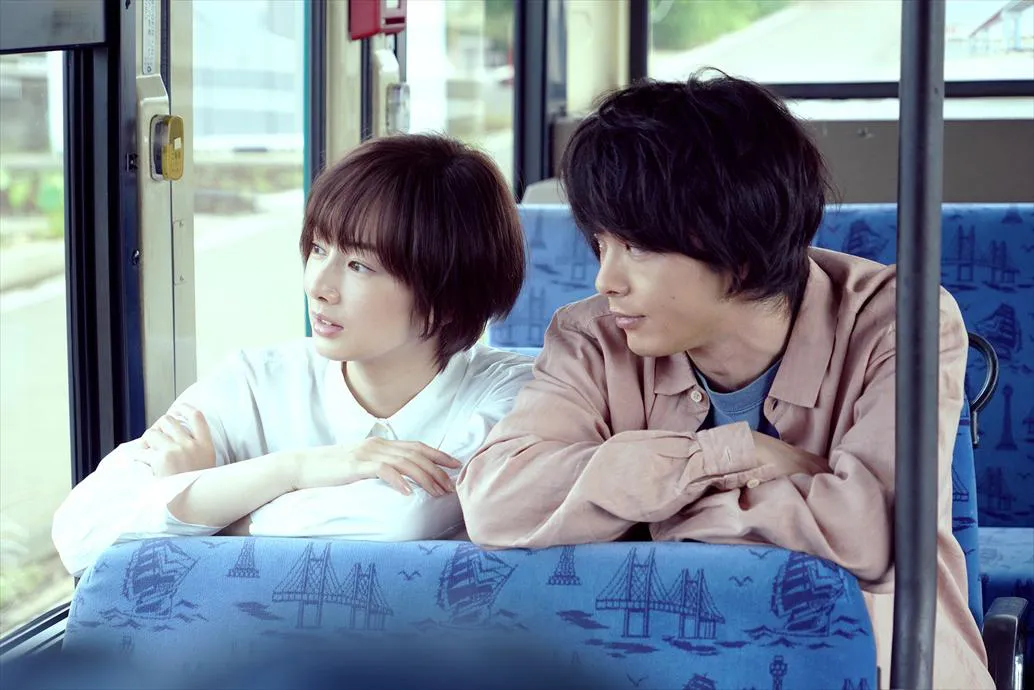 【写真を見る】仲良くバスに乗る北川景子と中村倫也