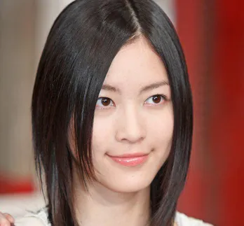 松井珠理奈、色気ハンパない…！バスローブ脚組みSHOTに「これは凄いね」「目のやり場に困る～」絶賛の声