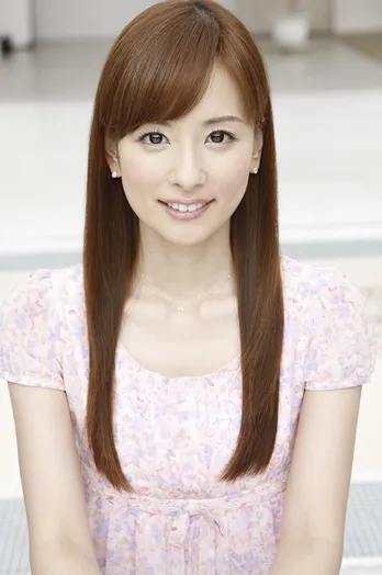 皆藤愛子、“むっちり太もも”あらわなニット姿に「肌の透明感すごい」「色っぽくてドキッとしました」