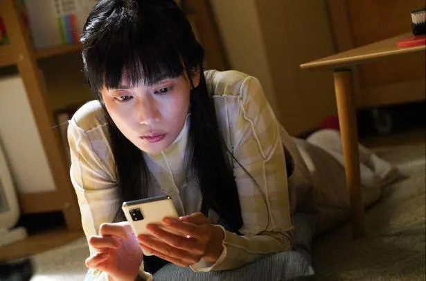 【写真を見る】柴咲コウ“望美”は、初めてスマートフォンを購入し真剣に操作する